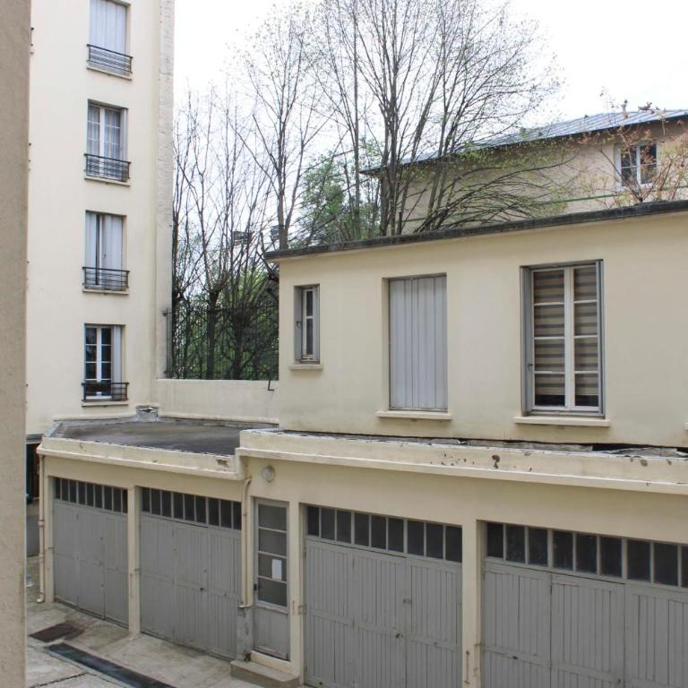 Spacious family nest facing Square des Épinette - Appartement - 35