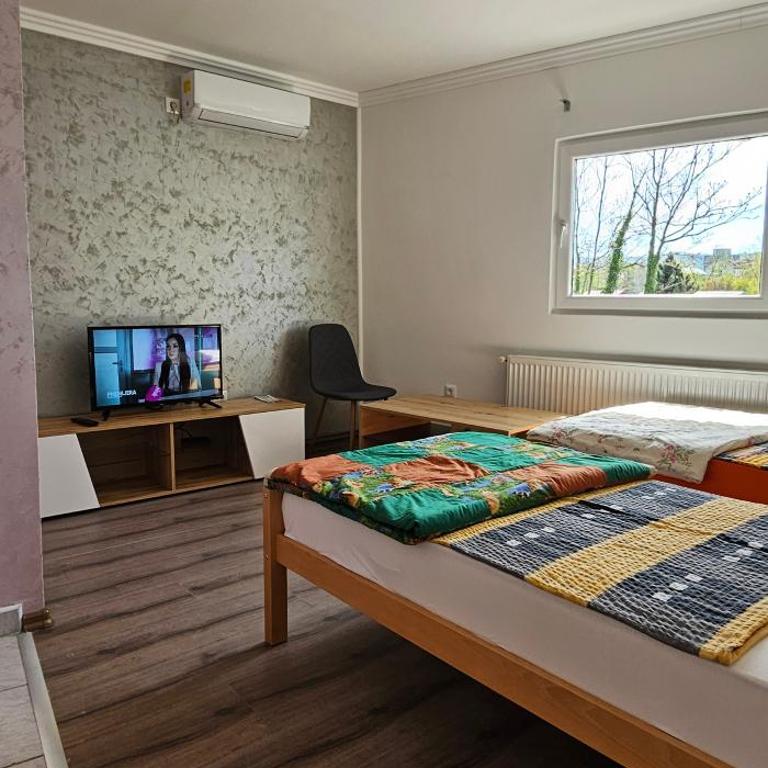 Apartmani Roki - Standardna Dvokrevetna Soba sa Zasebnim Krevetima i Zajedničkim Kupatilom - 1