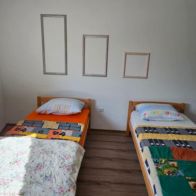 Apartmani Roki - Standardna Dvokrevetna Soba sa Zasebnim Krevetima i Zajedničkim Kupatilom - 13