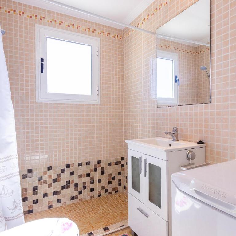 Gorgeous Apartment In Torrevieja - Apartamento de 2 dormitorios - 14