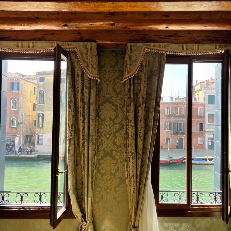 Hotel Ca' Dogaressa - Camera Matrimoniale/Doppia con Letti Singoli con Vista Canale - 1