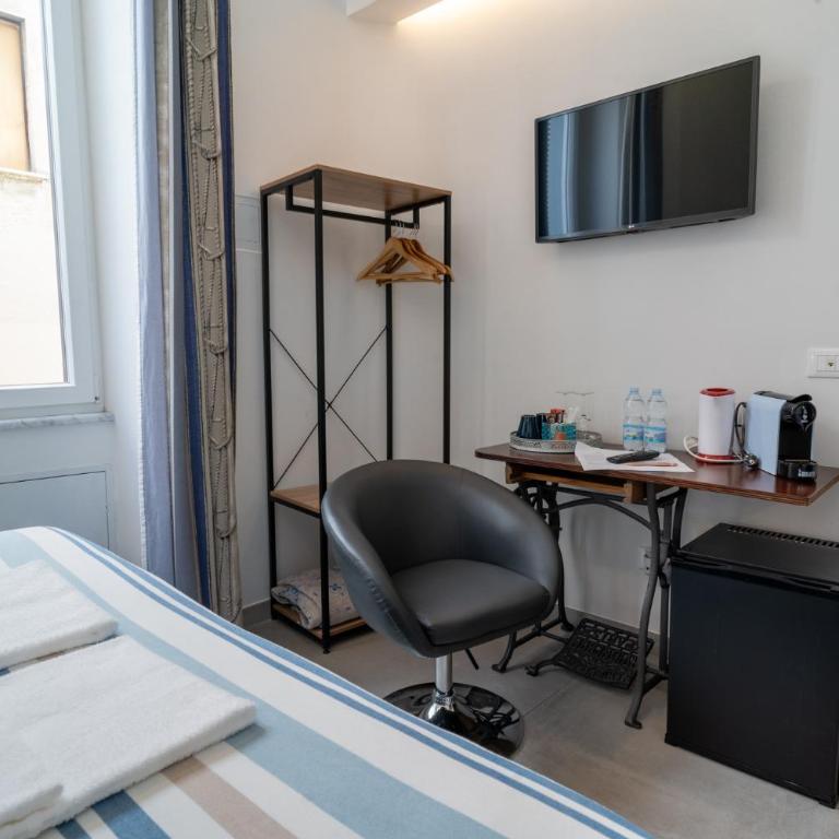Teresa Rooms & Suites - Double or Twin Room with Private Bathroom - 6