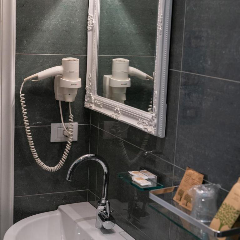 Teresa Rooms & Suites - Double or Twin Room with Private Bathroom - 11