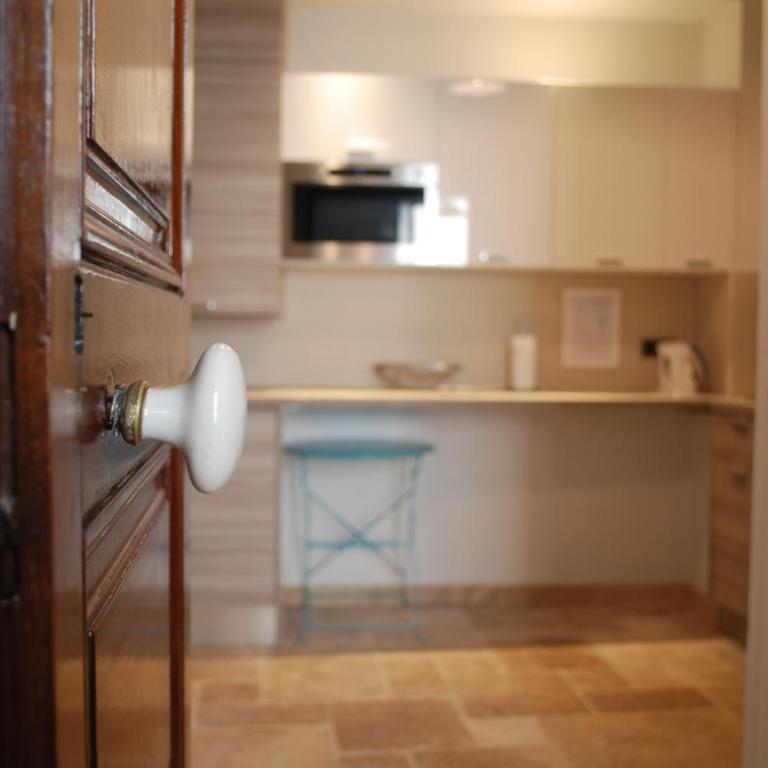 SORTIE 44 - NEWLY renovated 1 bedroom, center of old Antibes - One-Bedroom Apartment - 4