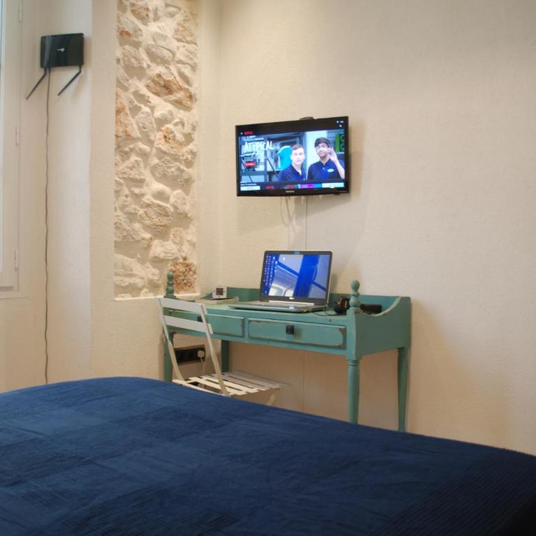 SORTIE 44 - NEWLY renovated 1 bedroom, center of old Antibes - One-Bedroom Apartment - 24