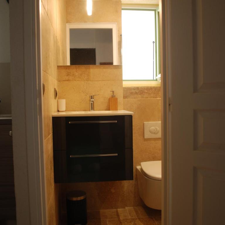 SORTIE 44 - NEWLY renovated 1 bedroom, center of old Antibes - One-Bedroom Apartment - 27