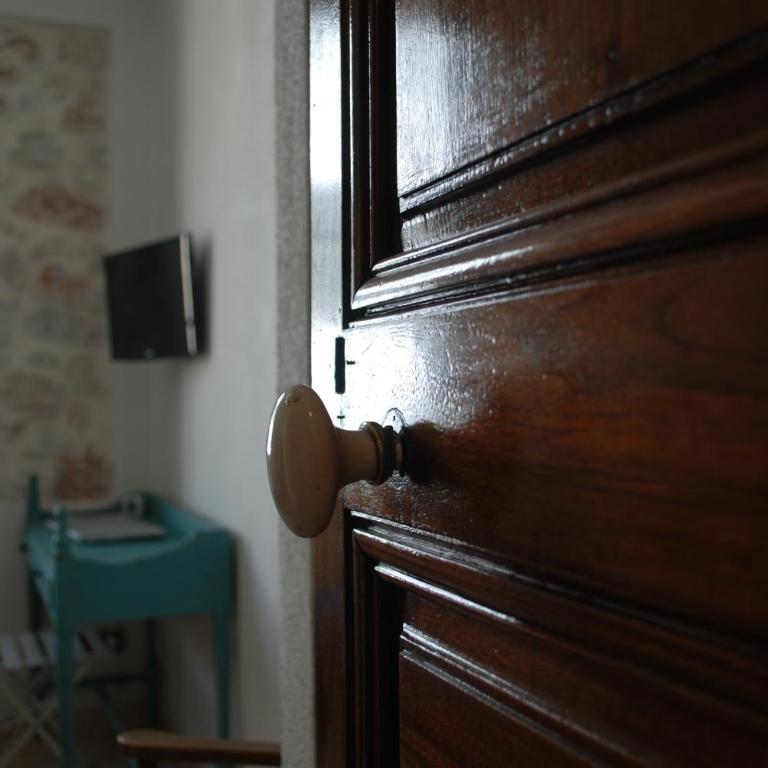 SORTIE 44 - NEWLY renovated 1 bedroom, center of old Antibes - One-Bedroom Apartment - 10