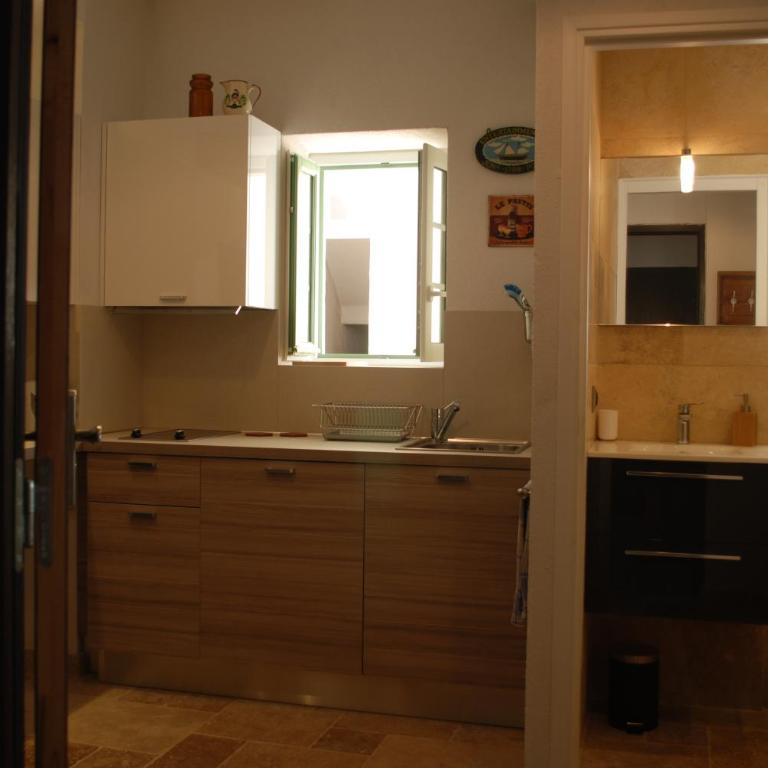 SORTIE 44 - NEWLY renovated 1 bedroom, center of old Antibes - One-Bedroom Apartment - 7