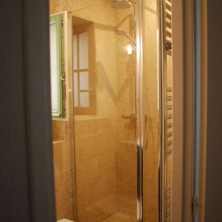 SORTIE 44 - NEWLY renovated 1 bedroom, center of old Antibes - One-Bedroom Apartment - 28