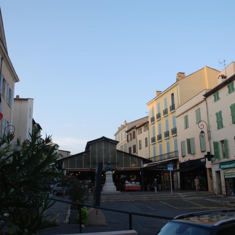 SORTIE 44 - NEWLY renovated 1 bedroom, center of old Antibes - One-Bedroom Apartment - 33