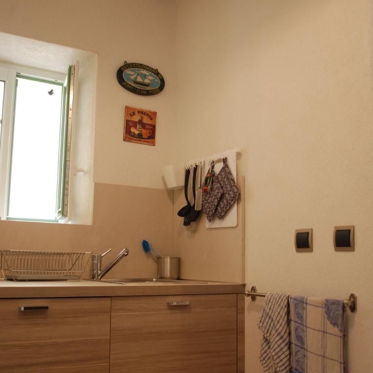 SORTIE 44 - NEWLY renovated 1 bedroom, center of old Antibes - One-Bedroom Apartment - 11