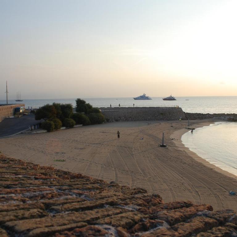 SORTIE 44 - NEWLY renovated 1 bedroom, center of old Antibes - One-Bedroom Apartment - 49