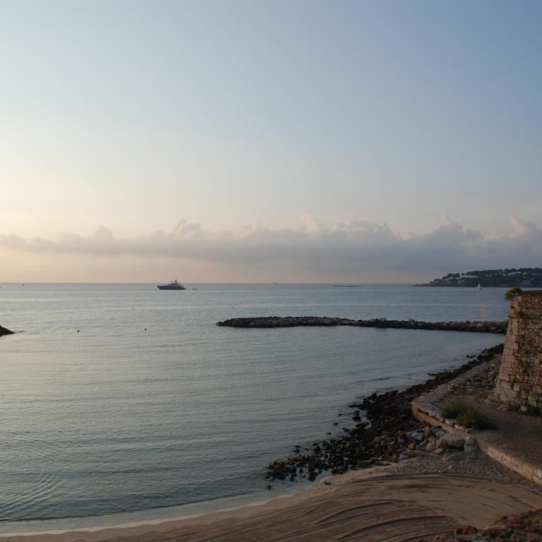 SORTIE 44 - NEWLY renovated 1 bedroom, center of old Antibes - One-Bedroom Apartment - 50