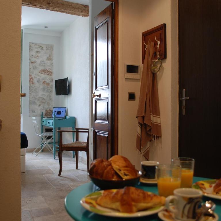 SORTIE 44 - NEWLY renovated 1 bedroom, center of old Antibes - One-Bedroom Apartment - 18
