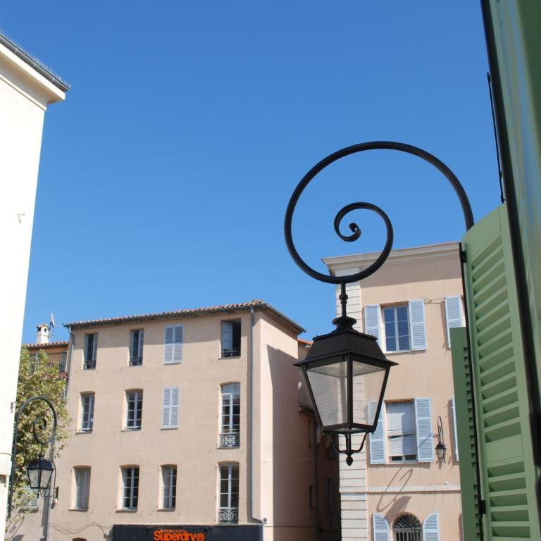 SORTIE 44 - NEWLY renovated 1 bedroom, center of old Antibes - One-Bedroom Apartment - 36