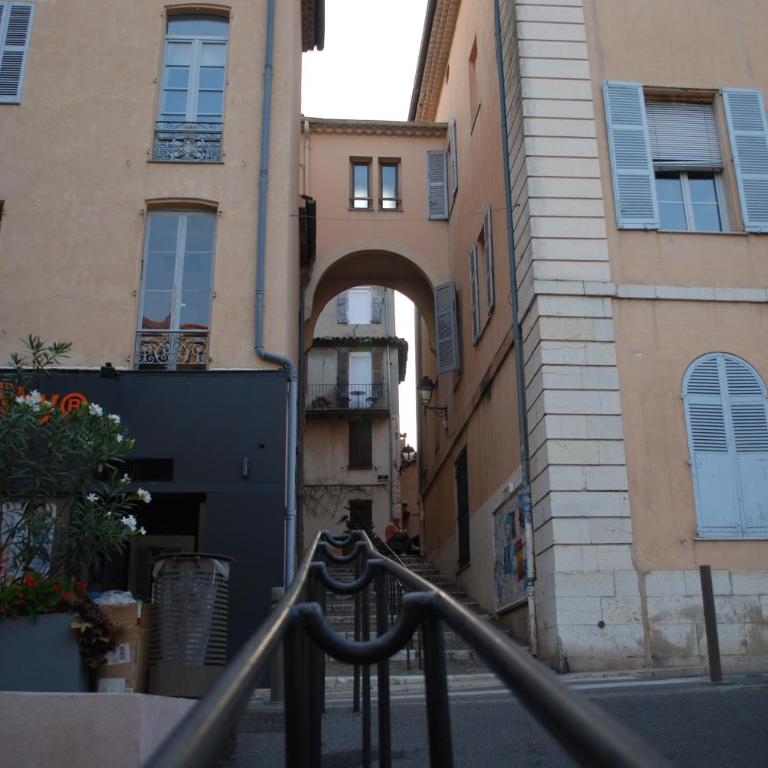 SORTIE 44 - NEWLY renovated 1 bedroom, center of old Antibes - One-Bedroom Apartment - 38