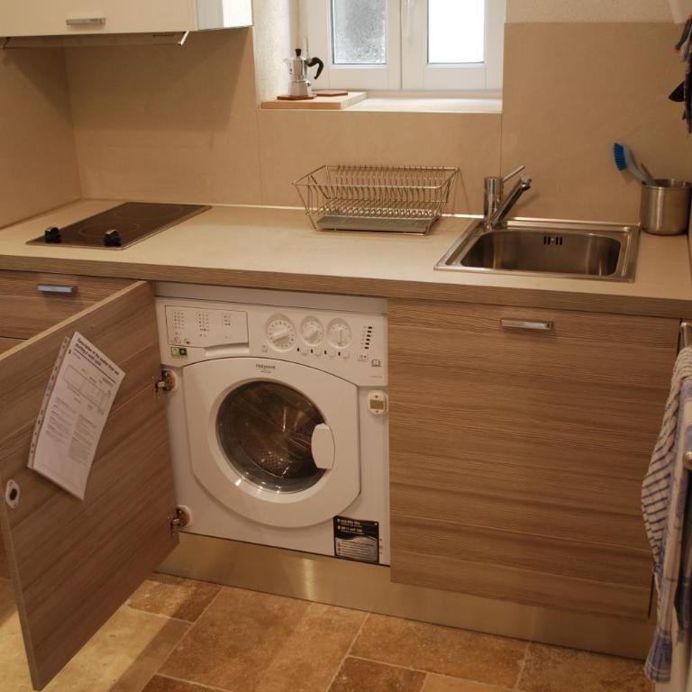 SORTIE 44 - NEWLY renovated 1 bedroom, center of old Antibes - One-Bedroom Apartment - 15