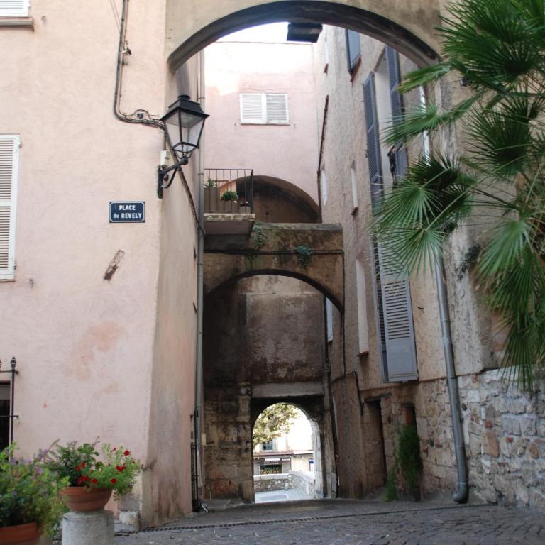 SORTIE 44 - NEWLY renovated 1 bedroom, center of old Antibes - One-Bedroom Apartment - 39