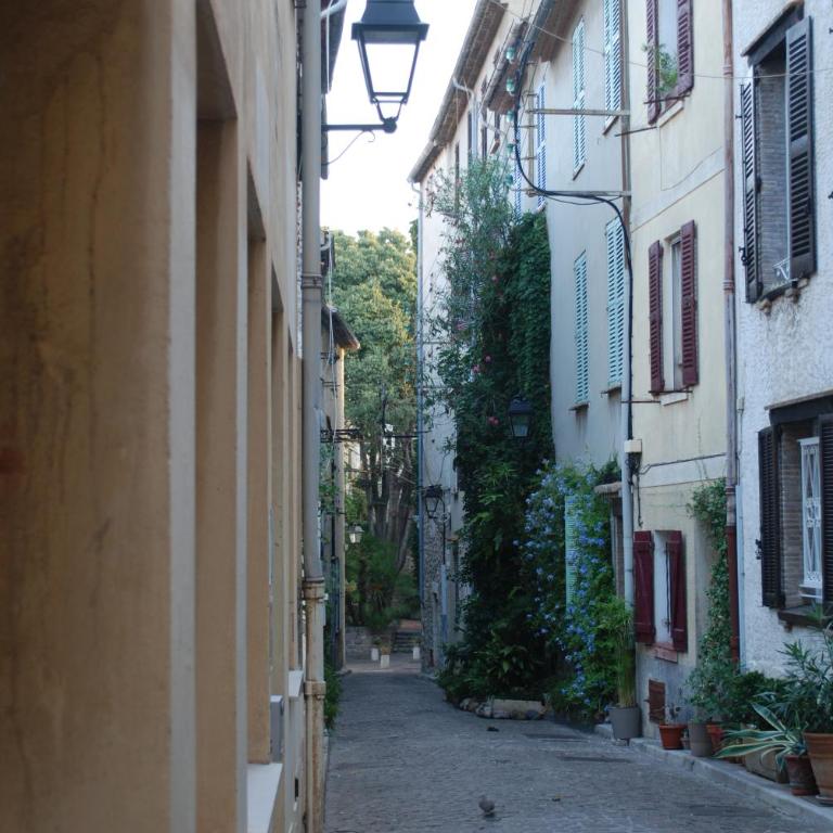 SORTIE 44 - NEWLY renovated 1 bedroom, center of old Antibes - One-Bedroom Apartment - 42