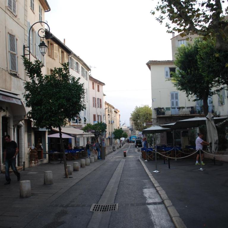 SORTIE 44 - NEWLY renovated 1 bedroom, center of old Antibes - One-Bedroom Apartment - 44