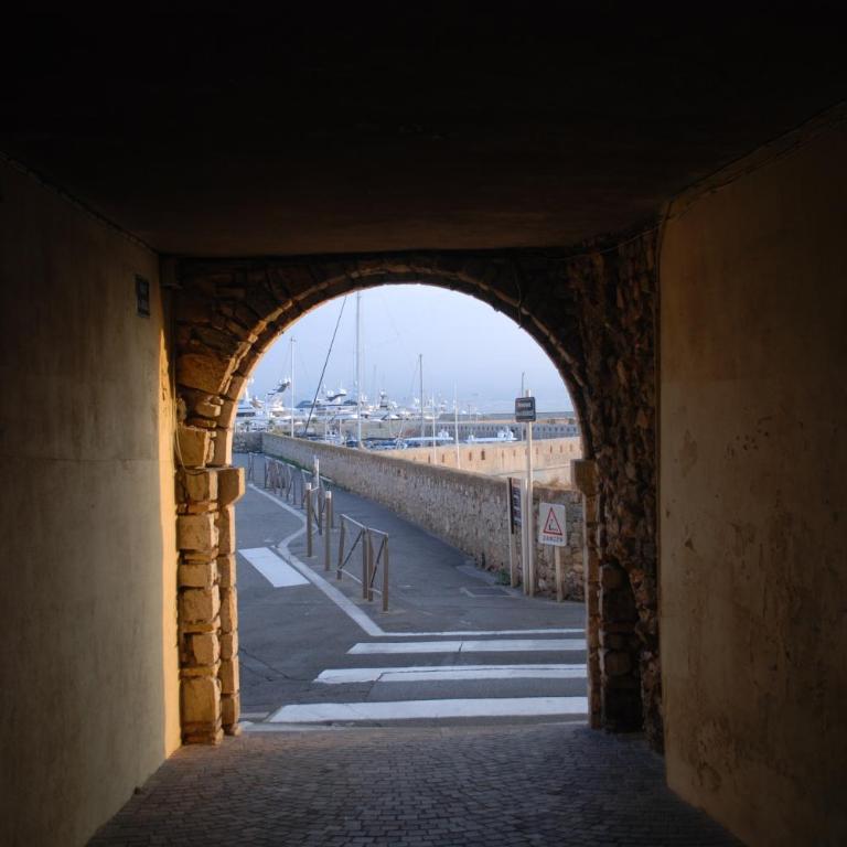 SORTIE 44 - NEWLY renovated 1 bedroom, center of old Antibes - One-Bedroom Apartment - 48