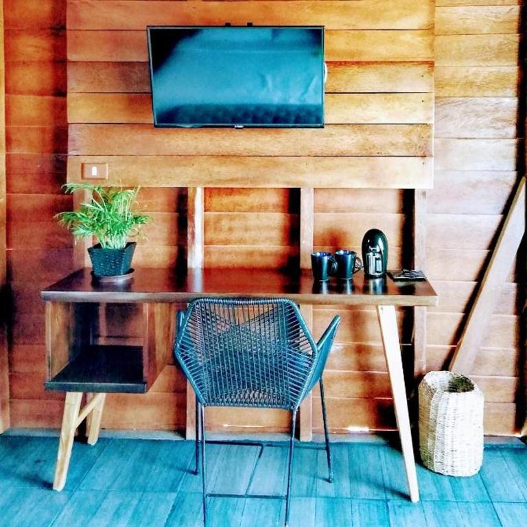 Ecoco Holbox - EcoChic - Cabañas de Madera - Holbox Retreat - Habitación con cama extragrande y balcón - 7