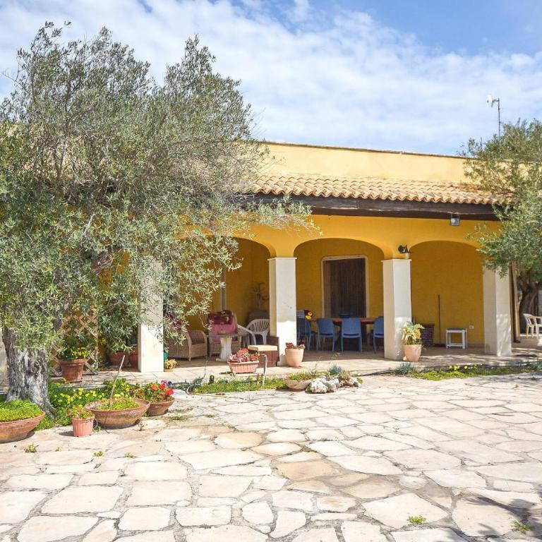 3 Bedroom Beach Front Home In Marina Di Marza - Three-Bedroom Vacation Home - 12