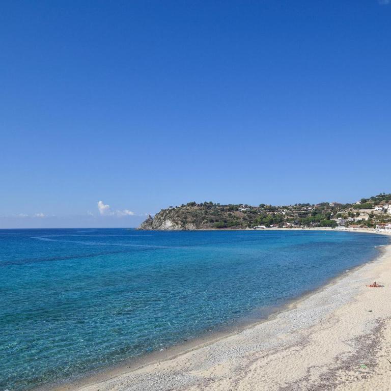 3 Bedroom Beach Front Home In Marina Di Marza - Three-Bedroom Vacation Home - 8