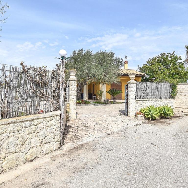 3 Bedroom Beach Front Home In Marina Di Marza - Three-Bedroom Vacation Home - 9