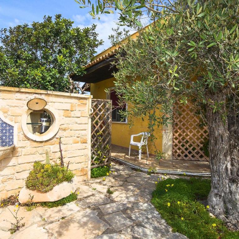 3 Bedroom Beach Front Home In Marina Di Marza - Three-Bedroom Vacation Home - 10
