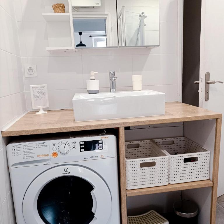 Grand 2 pièces rénové climatisé, vieil Antibes, proche port - One-Bedroom Apartment - 21