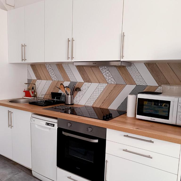 Grand 2 pièces rénové climatisé, vieil Antibes, proche port - One-Bedroom Apartment - 14