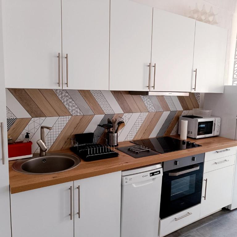 Grand 2 pièces rénové climatisé, vieil Antibes, proche port - One-Bedroom Apartment - 15
