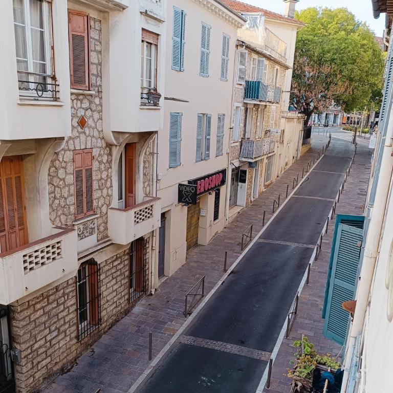 Grand 2 pièces rénové climatisé, vieil Antibes, proche port - One-Bedroom Apartment - 25