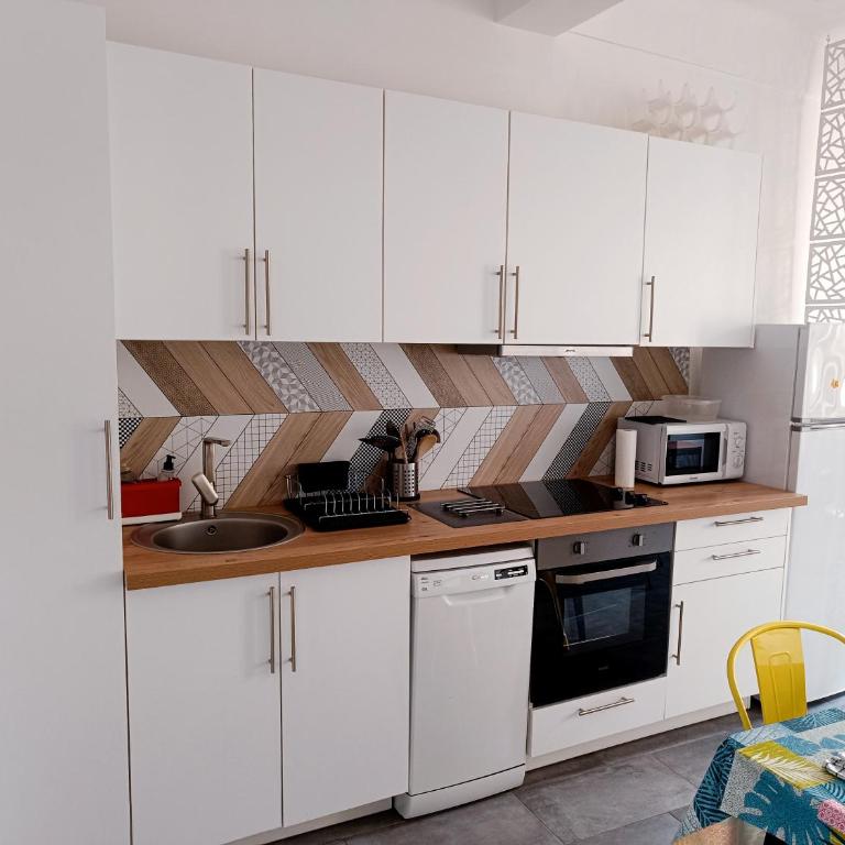 Grand 2 pièces rénové climatisé, vieil Antibes, proche port - One-Bedroom Apartment - 12