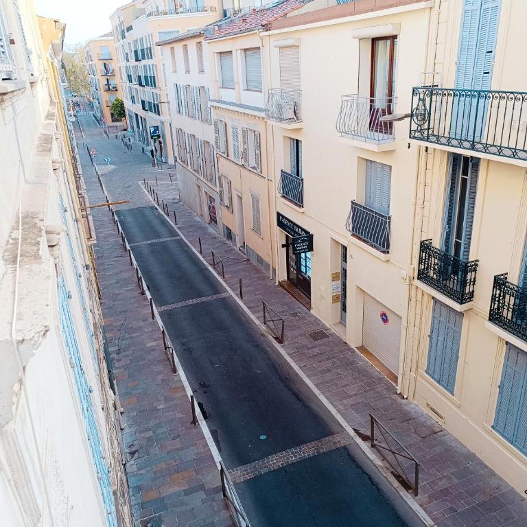 Grand 2 pièces rénové climatisé, vieil Antibes, proche port - One-Bedroom Apartment - 26
