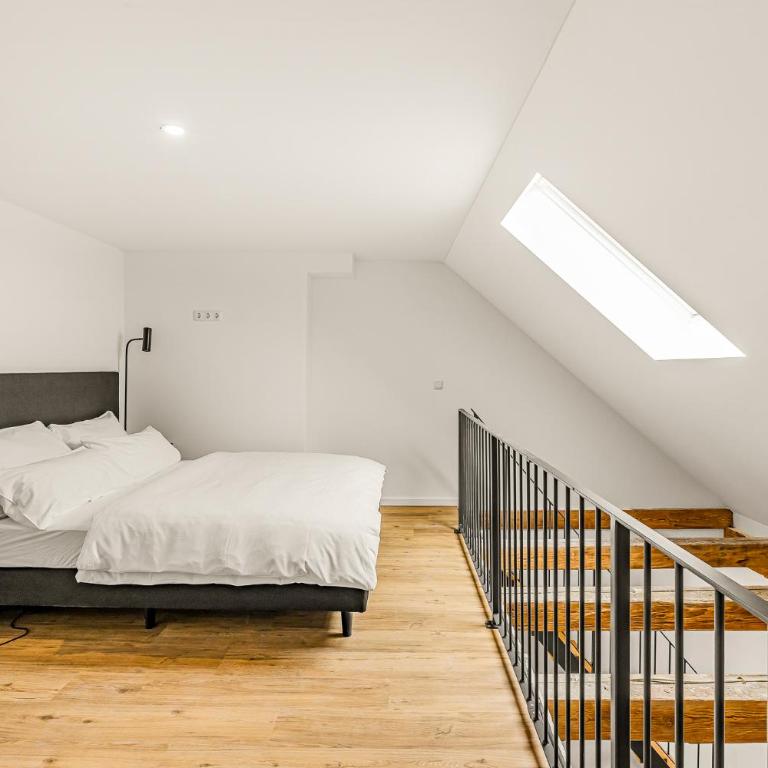 kalm stay - a design Aparthotel - One-Bedroom Loft Apartment with One Queen Bed - 9