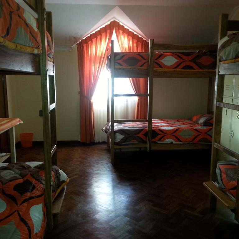 Villa Oropeza Hostel - Bed in 6-Bed Mixed Dormitory Room - 4
