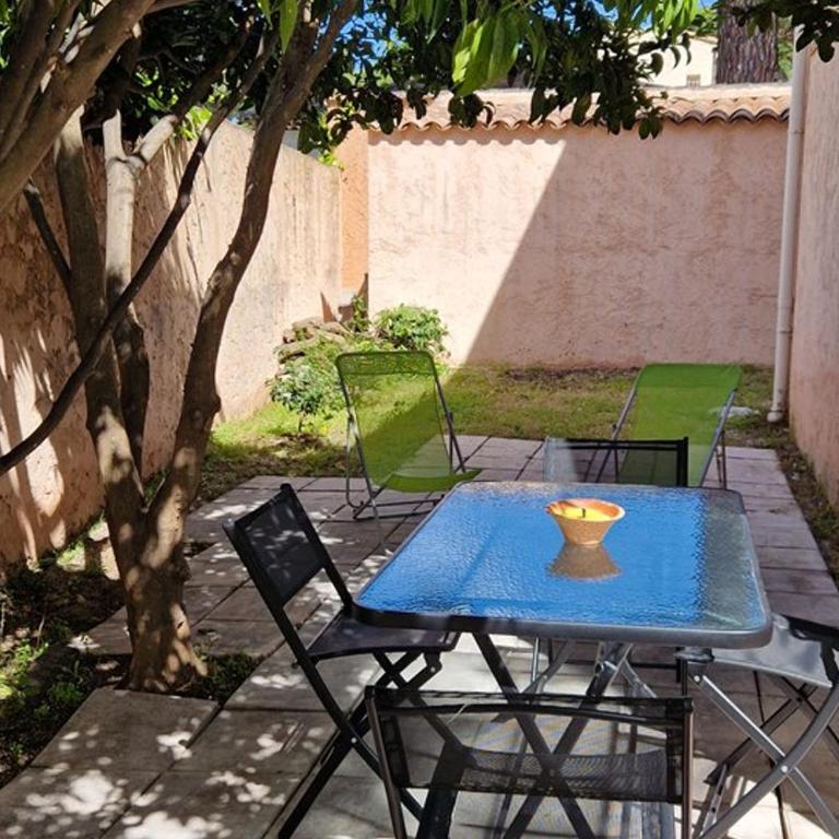 Appartement Hyères : 2 pièces, jardin privé, proche plage et port, WIFI, parking - FR-1-335-161 - Apartment - 1