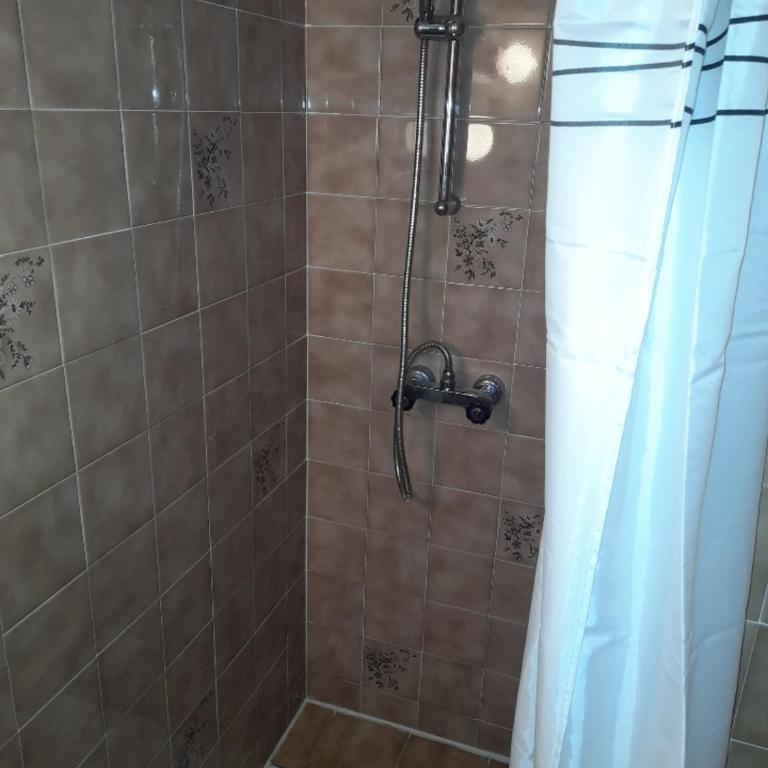 Le chalet des neiges 3 est au calme situé à 5 mn à pied du centre juste à côté du terrain de foot est composé canapé convertible et 3 lits supperposés parking privé sur place et arrêt navette gratuite à 30 m - Apartment mit 1 Schlafzimmer - 3