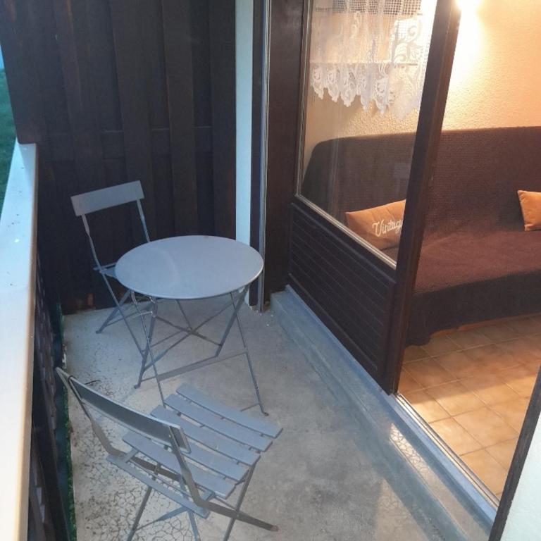 Le chalet des neiges 3 est au calme situé à 5 mn à pied du centre juste à côté du terrain de foot est composé canapé convertible et 3 lits supperposés parking privé sur place et arrêt navette gratuite à 30 m - Apartment mit 1 Schlafzimmer - 4
