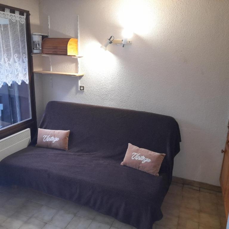 Le chalet des neiges 3 est au calme situé à 5 mn à pied du centre juste à côté du terrain de foot est composé canapé convertible et 3 lits supperposés parking privé sur place et arrêt navette gratuite à 30 m - Apartment mit 1 Schlafzimmer - 5