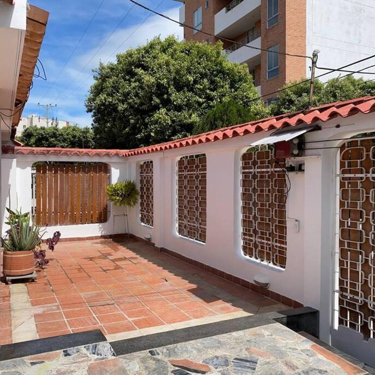 Lujosa casa, excelente sector, amplia con piscina - Casa de 5 dormitorios - 30