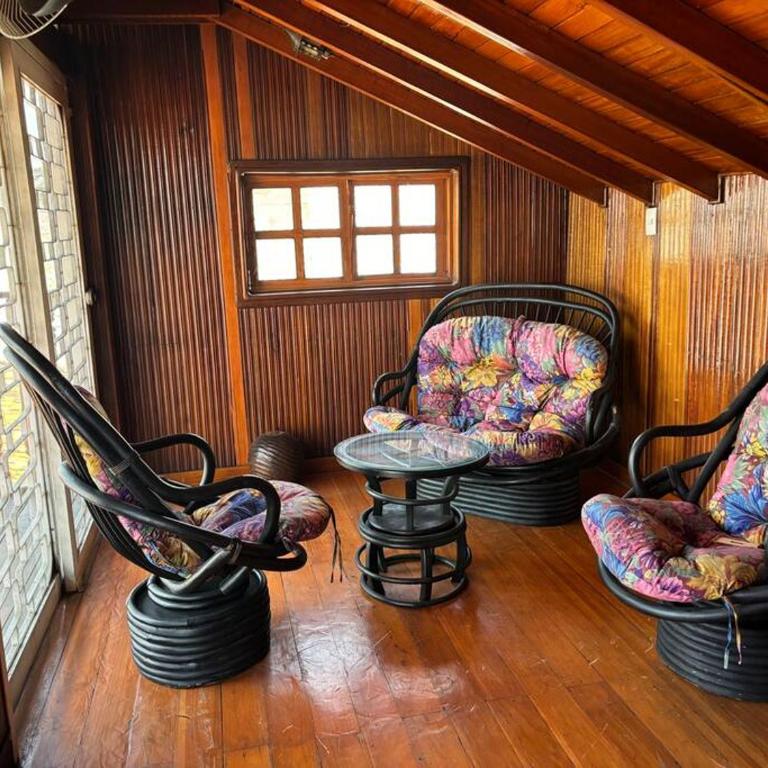 Lujosa casa, excelente sector, amplia con piscina - Casa de 5 dormitorios - 40