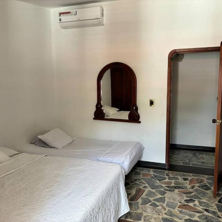 Lujosa casa, excelente sector, amplia con piscina - Casa de 5 dormitorios - 79