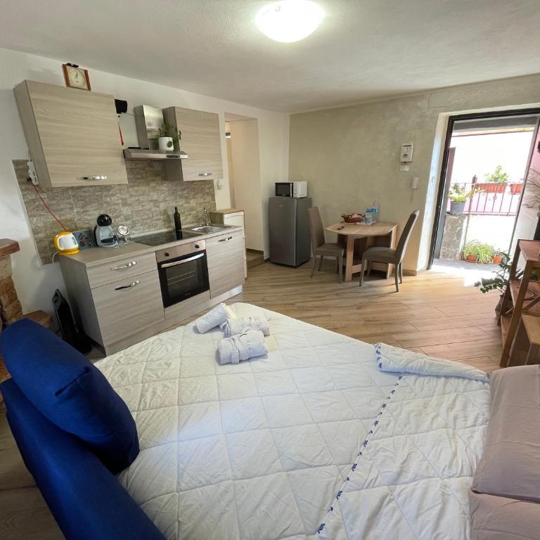 Shardana House- Free Parking - Double Room with Private Bathroom - 5