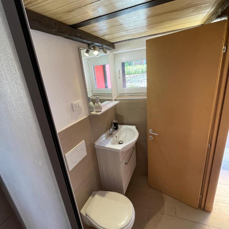 Shardana House- Free Parking - Double Room with Private Bathroom - 12