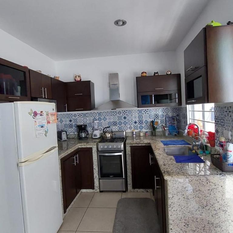 House 5 min by the beach, with wide open garage. - Three-Bedroom House - 7