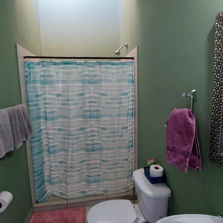 House 5 min by the beach, with wide open garage. - Three-Bedroom House - 6