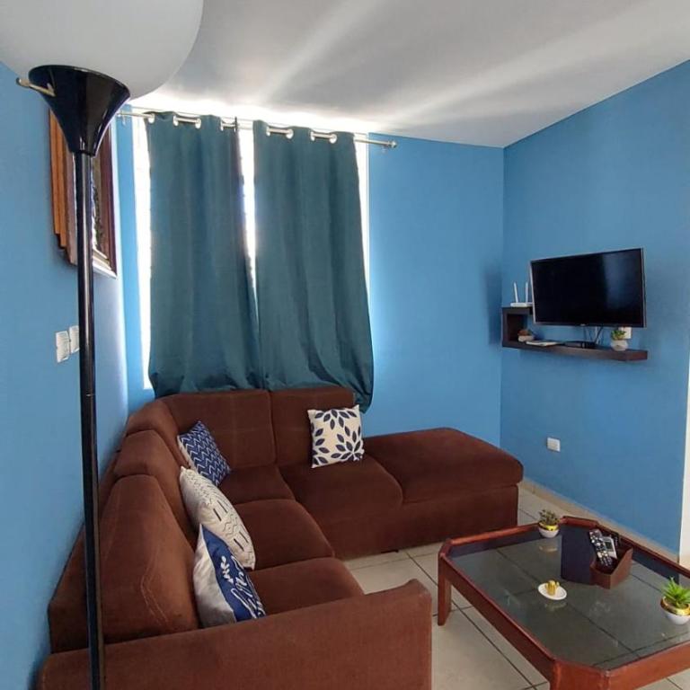 House 5 min by the beach, with wide open garage. - Three-Bedroom House - 5